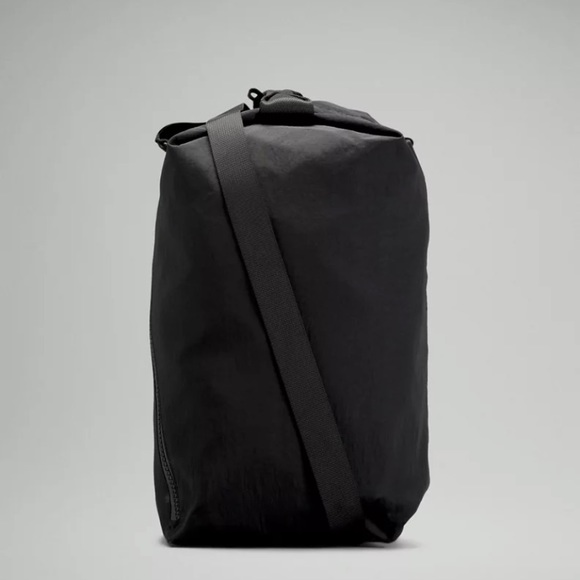NWT Lululemon Athletica Fast Track Bag 2.0 10L Lululemon Fast Track 2.0 10l Bag - Black | Editorialist main image 3
